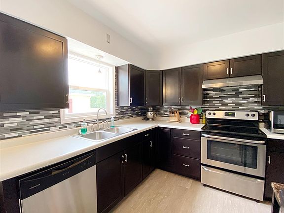 3rd image of 570 Drury Pl