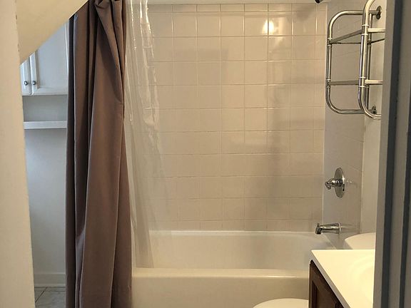 4th image of 853 N Hoyne Ave #2