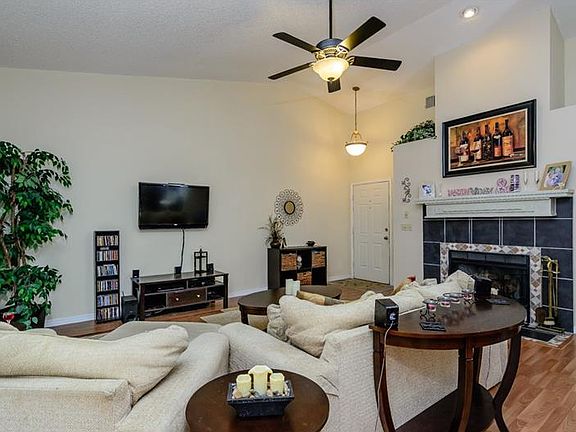 3rd image of 3403 Hillmoor Dr