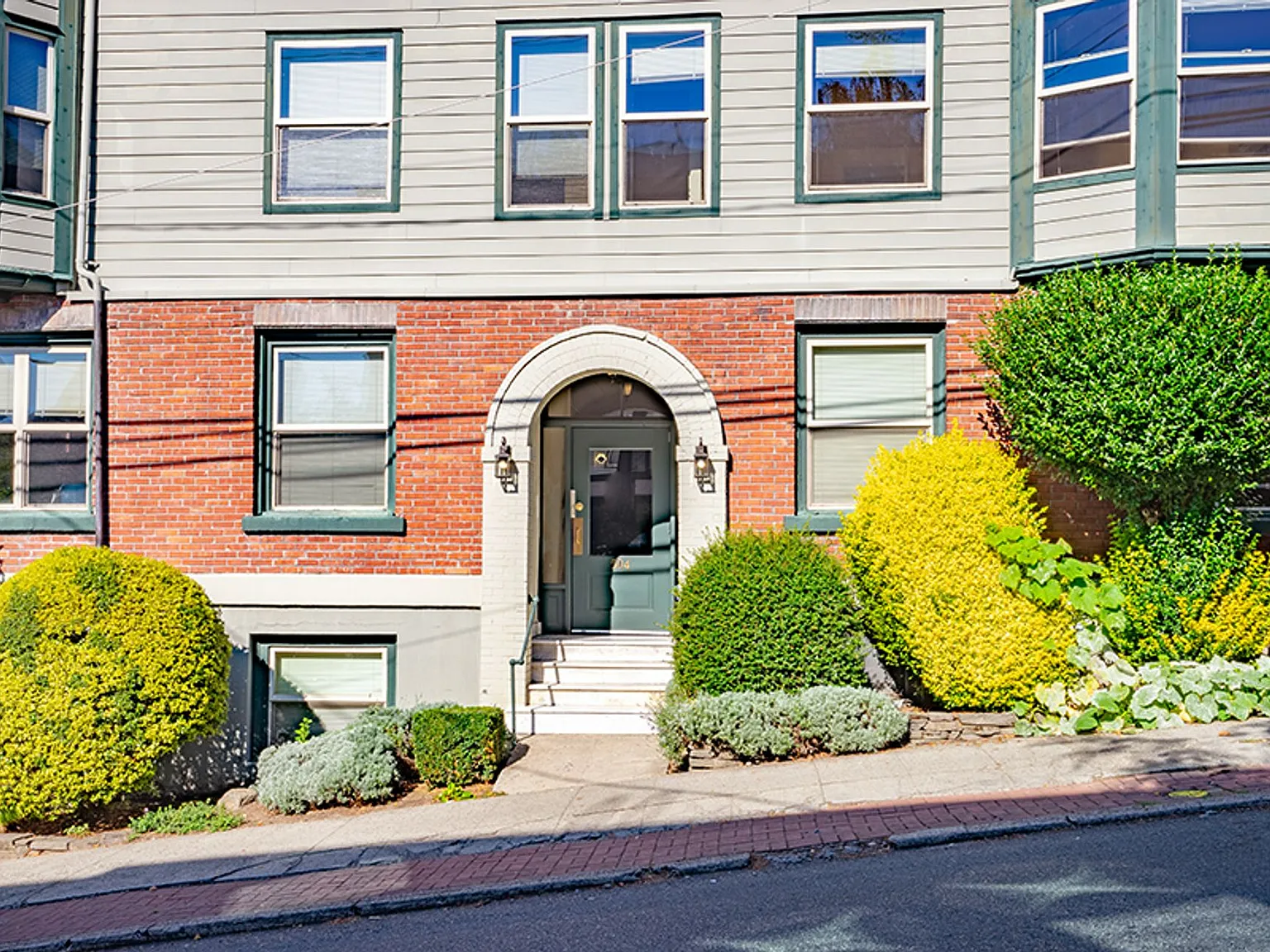 El Mondo Apartments — Photo 2