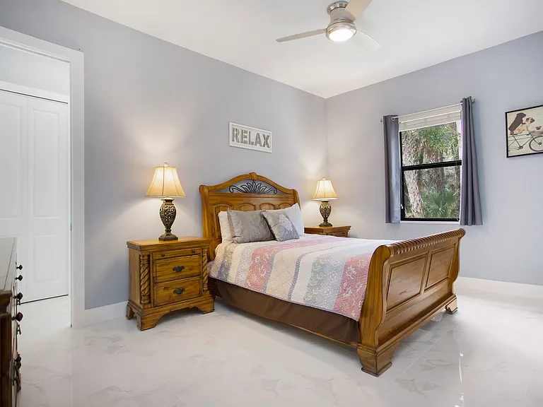 Second bedroom with bathroom en suite : shower, cabinets, toilet with hand-bidet sprayer