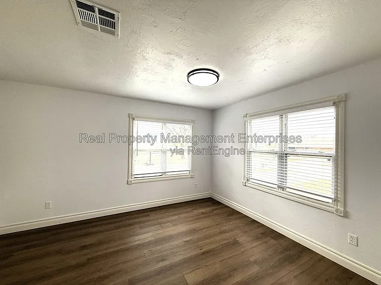 418 S Main Ave — Photo 8