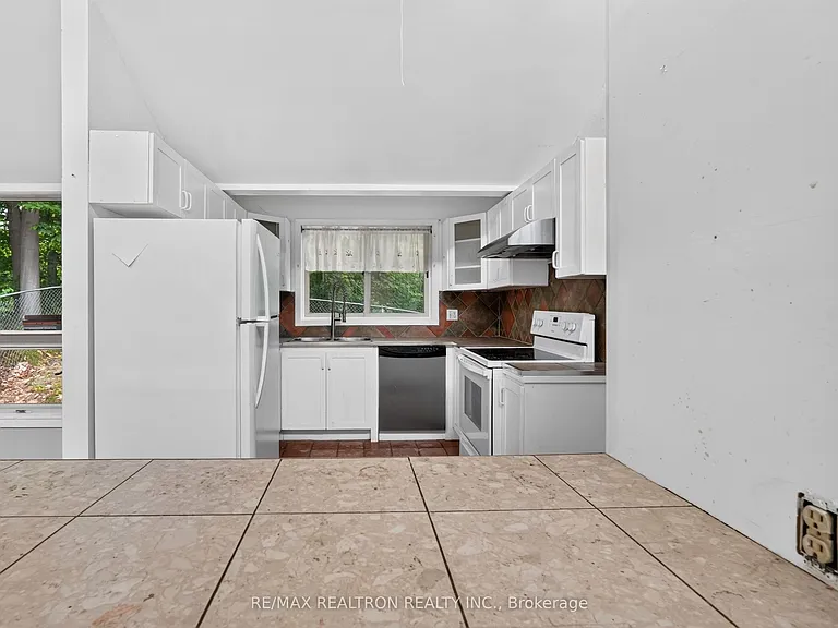 110 Glenwoods Ave — Photo 9