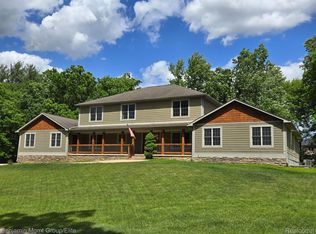8245 Creekwood Dr, Grand Blanc, MI 48439