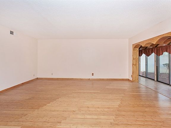 5th image of 10113 Leisure Ln N