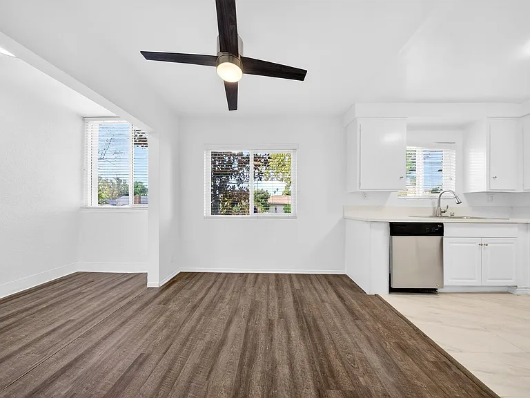 13860 Burbank Blvd — Photo 2