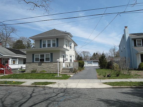 street view
cottage in rear