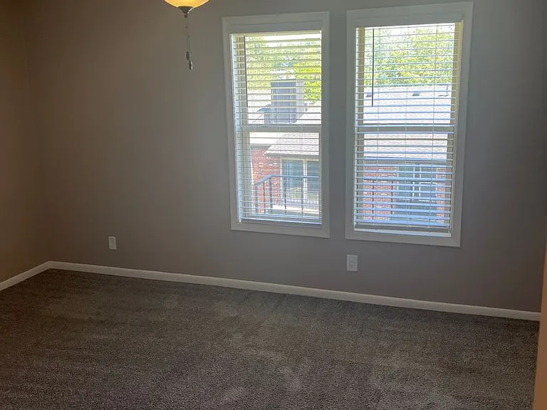 Bristol Square Apartments — Photo 87