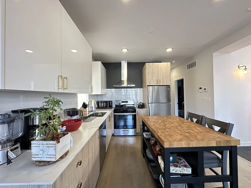 3 bed, 1200 sqft, $2,650 — Photo 3