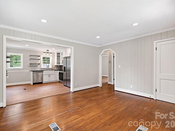 5th image of 24 Dallas St