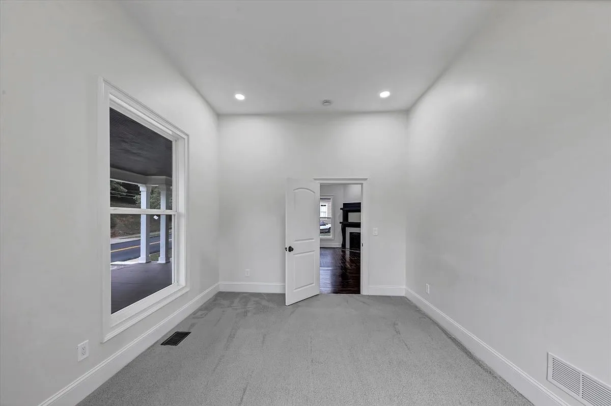 5 bed, 3.5 bath, 2682 sqft, $3,000 — Photo 3