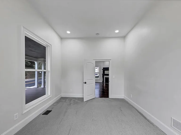 212 S Broad St SW — Photo 3
