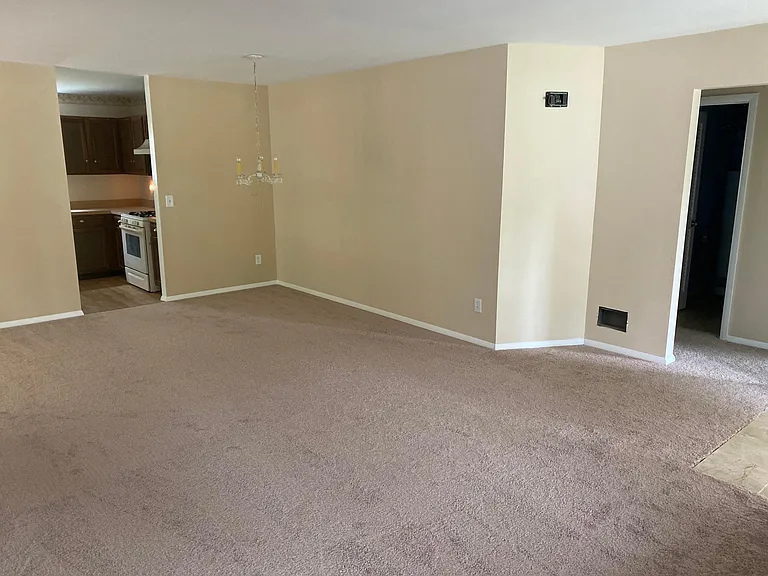 44 Woodbury Rd — Photo 13