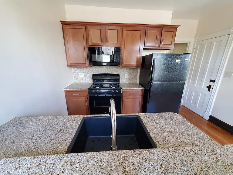534 Yates St #B — Photo 6