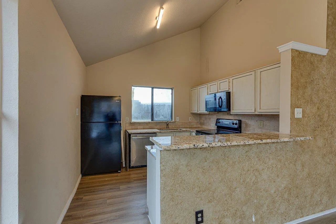 2 bed, 958 sqft, $1,550 — Photo 3