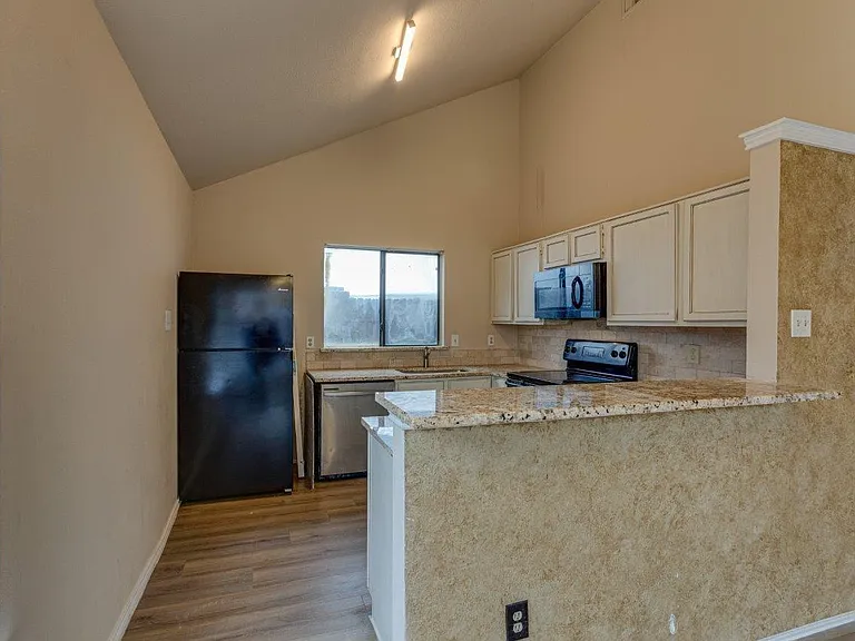 10611 Woodleaf Dr — Photo 3