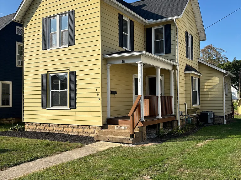 109 Oak St — Photo 1
