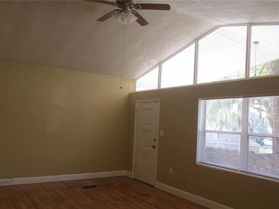 5th image of 200 Rosehill Ave