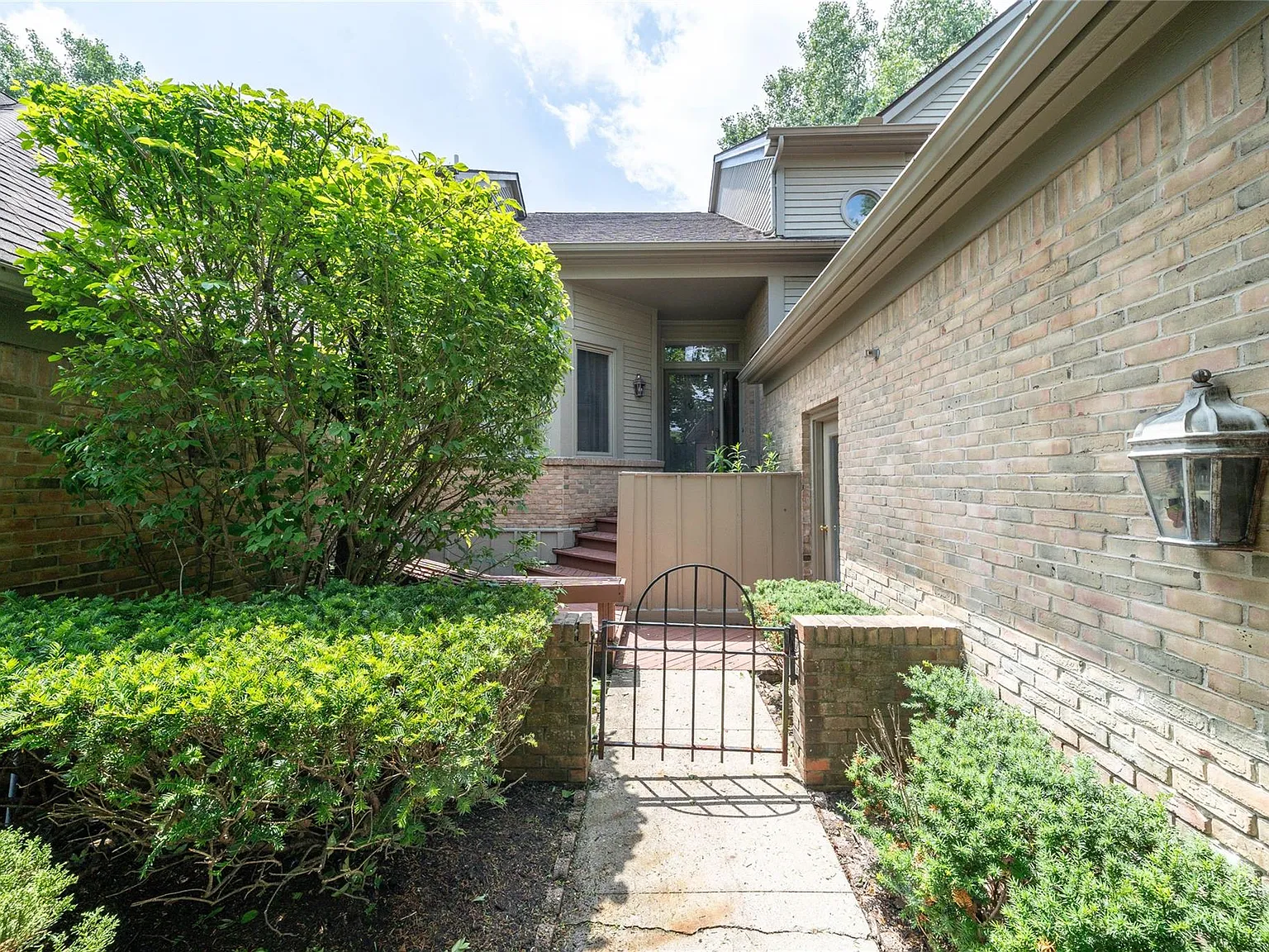 3 bed, 3.5 bath, 2158 sqft, $3,100 — Photo 3