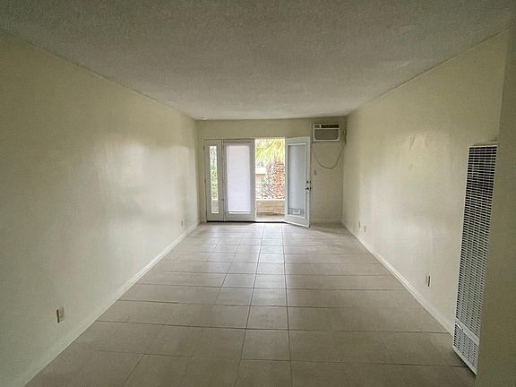 4th image of 270 Amber Ct