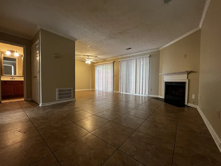 3811 Meadow Green Ct — Photo 3
