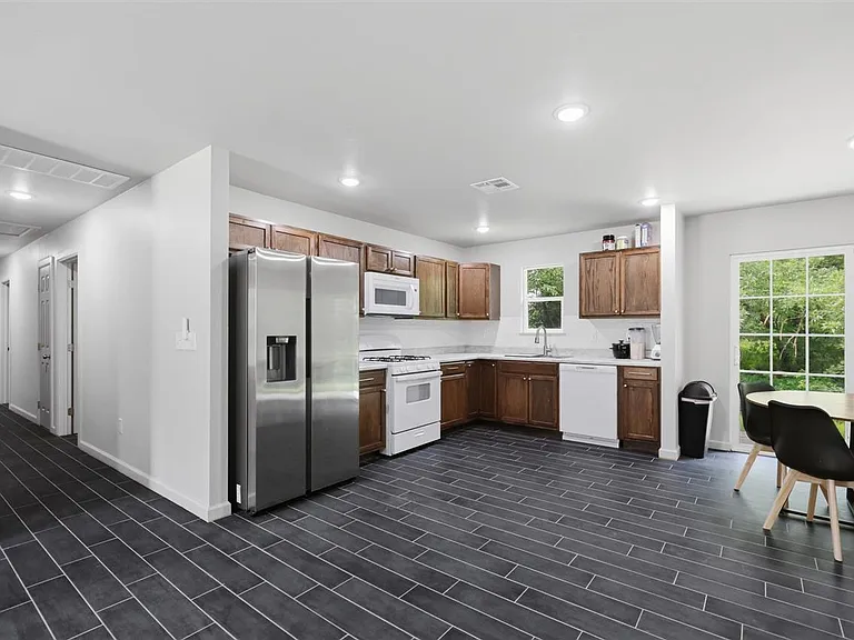 2302 E Sycamore Dr — Photo 7