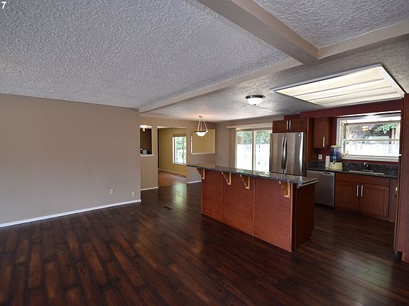 4th image of 3002 NE 86th St