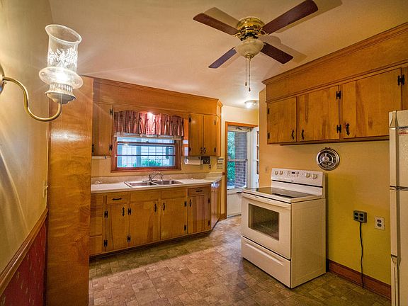 3rd image of 6929 Greenway Dr