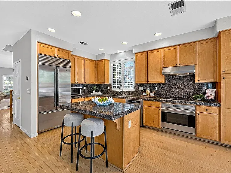 4 bed, 2377 sqft, $6,595 — Photo 4