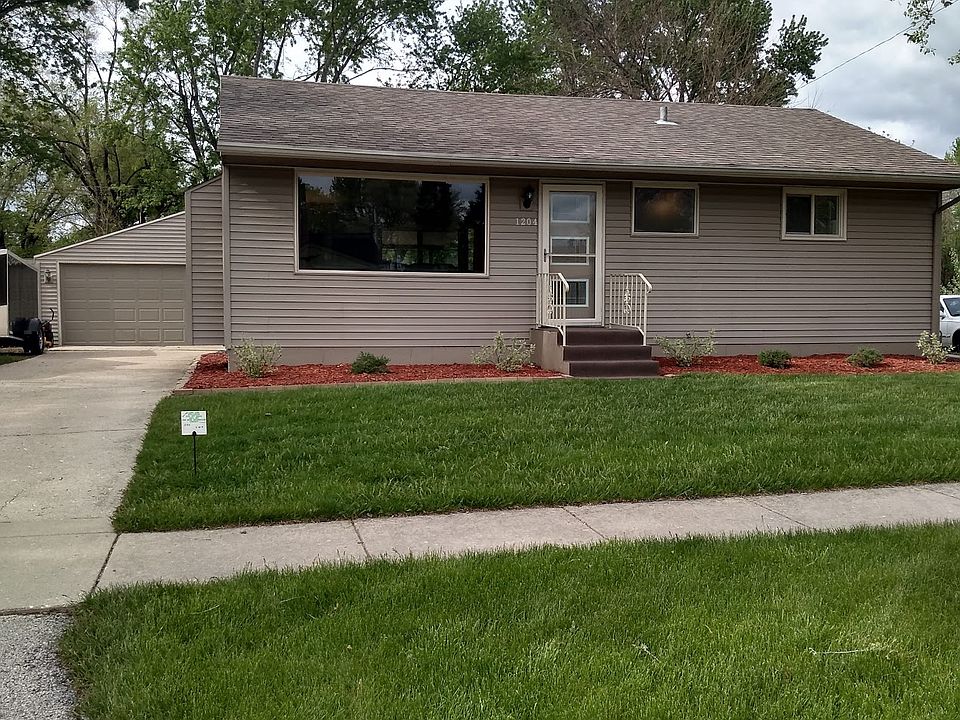 1st image of 1204 Colonial Dr