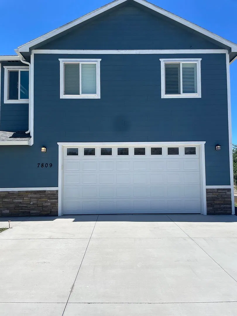 Entertainers delight, 3bdrm 2.5 bath home with garage and fenced yard and RV parking — Photo 2