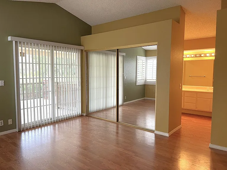 1349 Crestmont Dr — Photo 15
