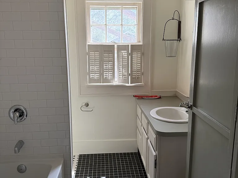 426 Clark Ave — Photo 2