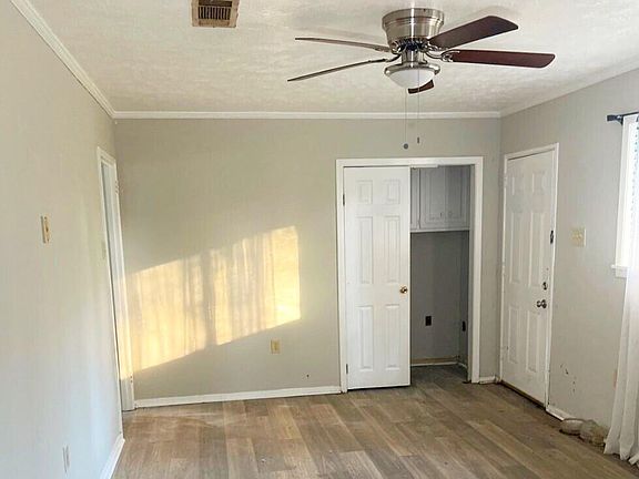 3rd image of 3323 Longwood Dr