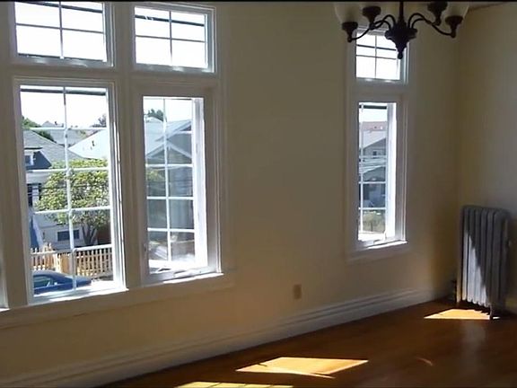 LARGE, BRIGHT WINDOWS IN LIVING ROOM