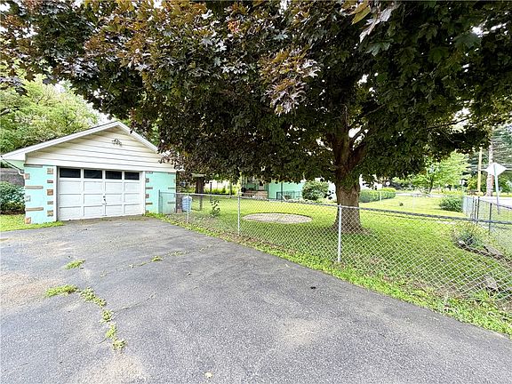 2nd image of 1527 Maple Ave