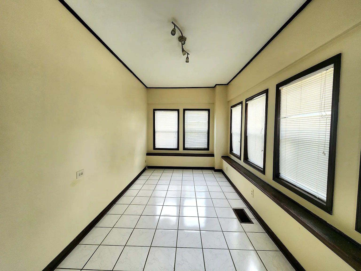 4 bed, 1333 sqft, $2,300 — Photo 3