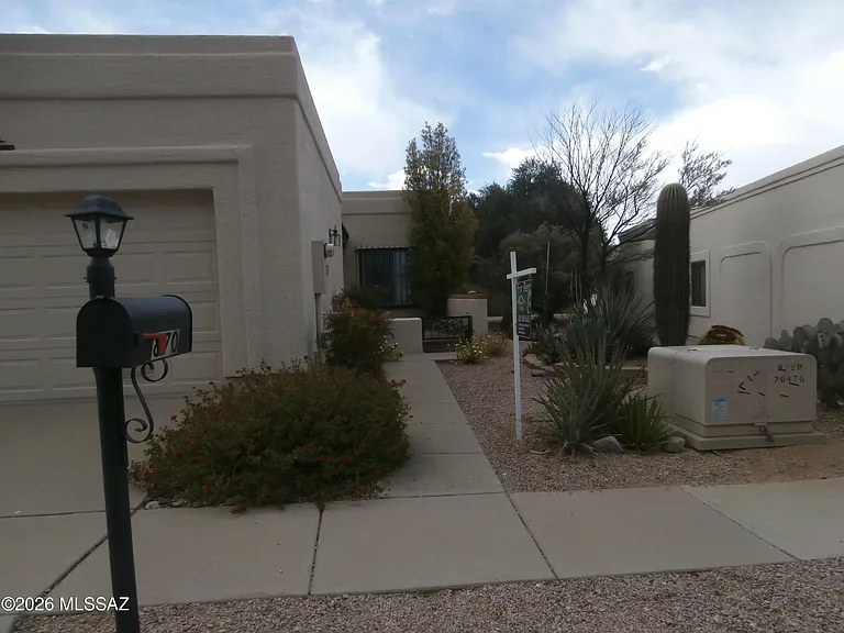 870 W Calle De Emilia — Photo 3