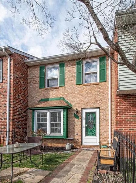 1st image of 121 Elsia Dr