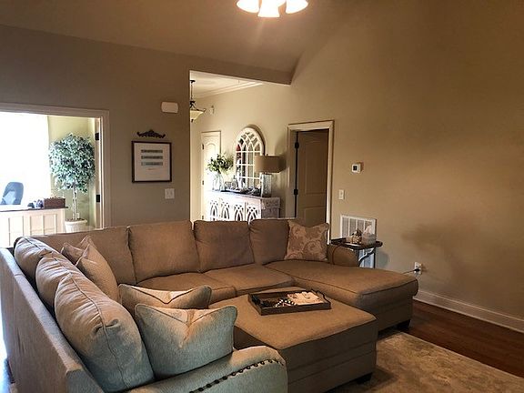 4th image of 428 Fieldstone Dr