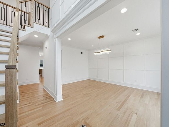 4th image of 110 Platt Ave