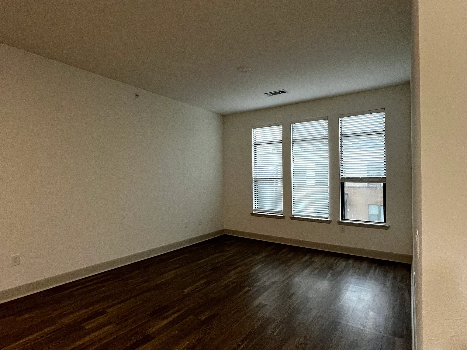 1 bed, 740 sqft, $1,727 — Photo 2