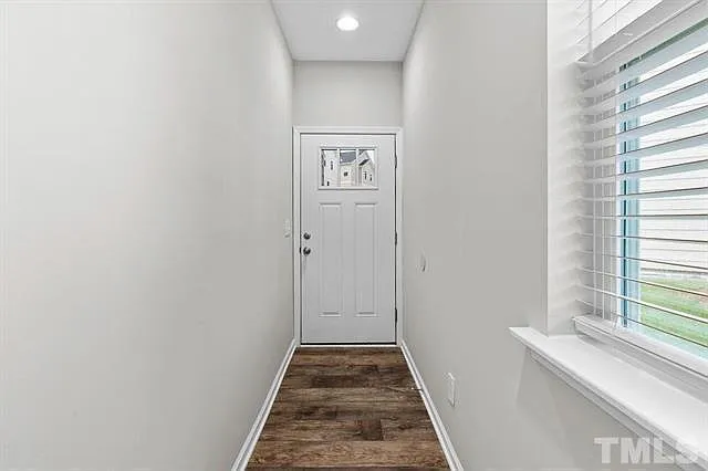 4 bed, 3.5 bath, 2401 sqft, $2,395 — Photo 4