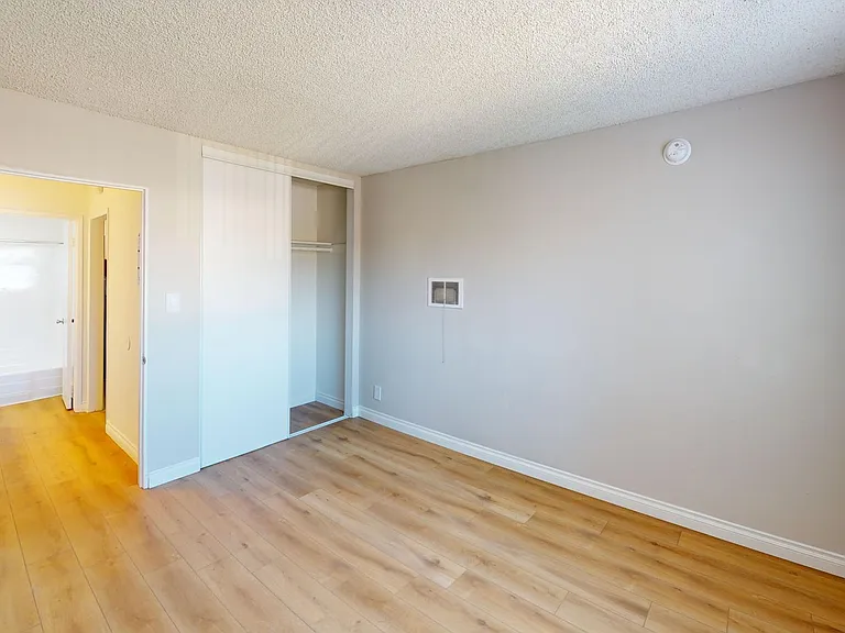 Royal Garden Apartments..Gorgeous Newly Remodeled Apartment Available...Great Location! — Photo 12