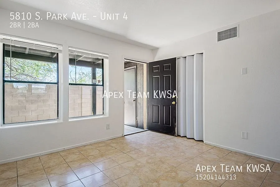 $1275 Spacious 2-Story 2 Bed / 1.5 Bath Townhome with Enclosed Yard! — Photo 3