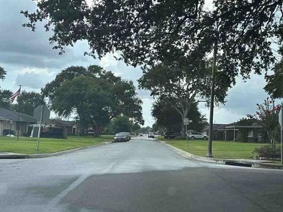 Exterior Neighborhood (street photo)