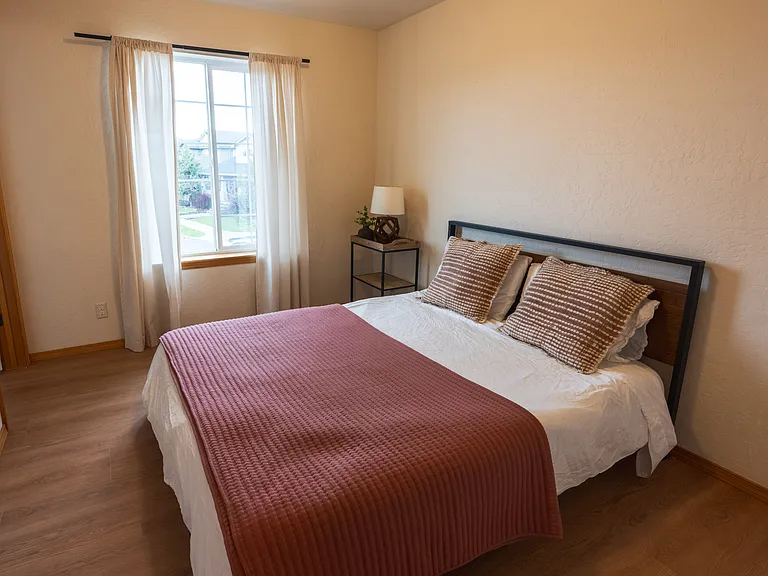 Upper Bedroom - Queen memory foam Bed - Full Sunlight - Large Walk in Closet with its own full window. Directly across from hall bathroom.