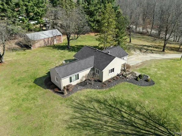 8470 Washburn Rd, Goodrich, MI 48438