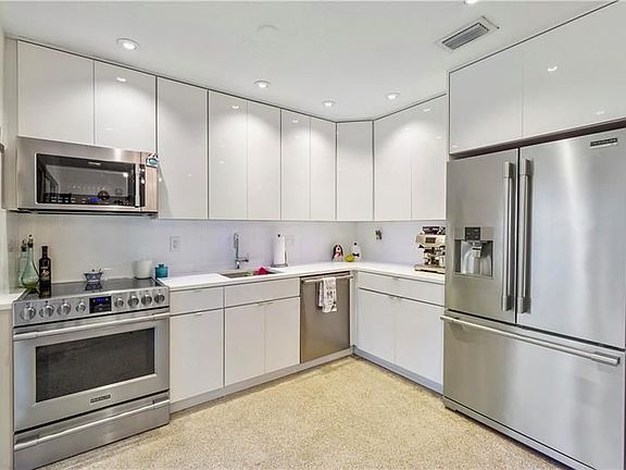 4th image of 633 NW 30th Ct