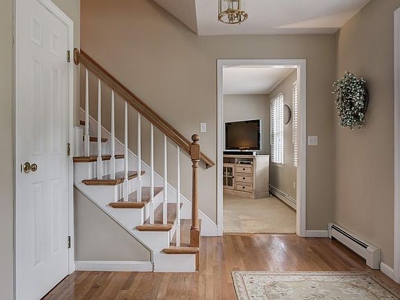 4th image of 16 Villa Dr